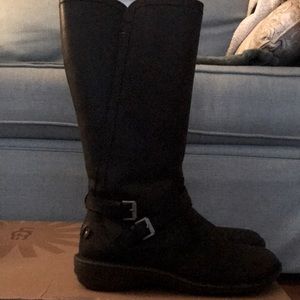Ugg ladies tall leather lined boot.Inside zip.Size 11.